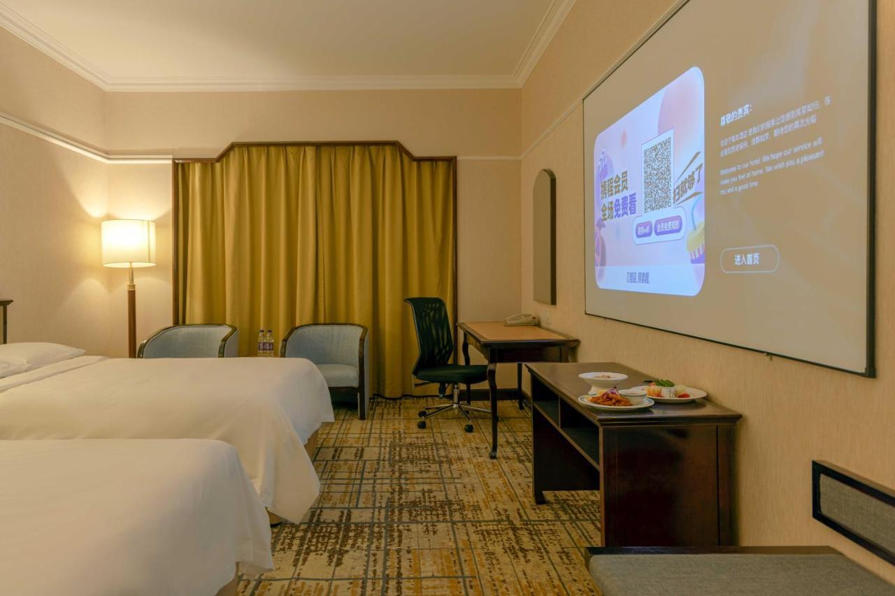 Standard Twin Room - Movie Room