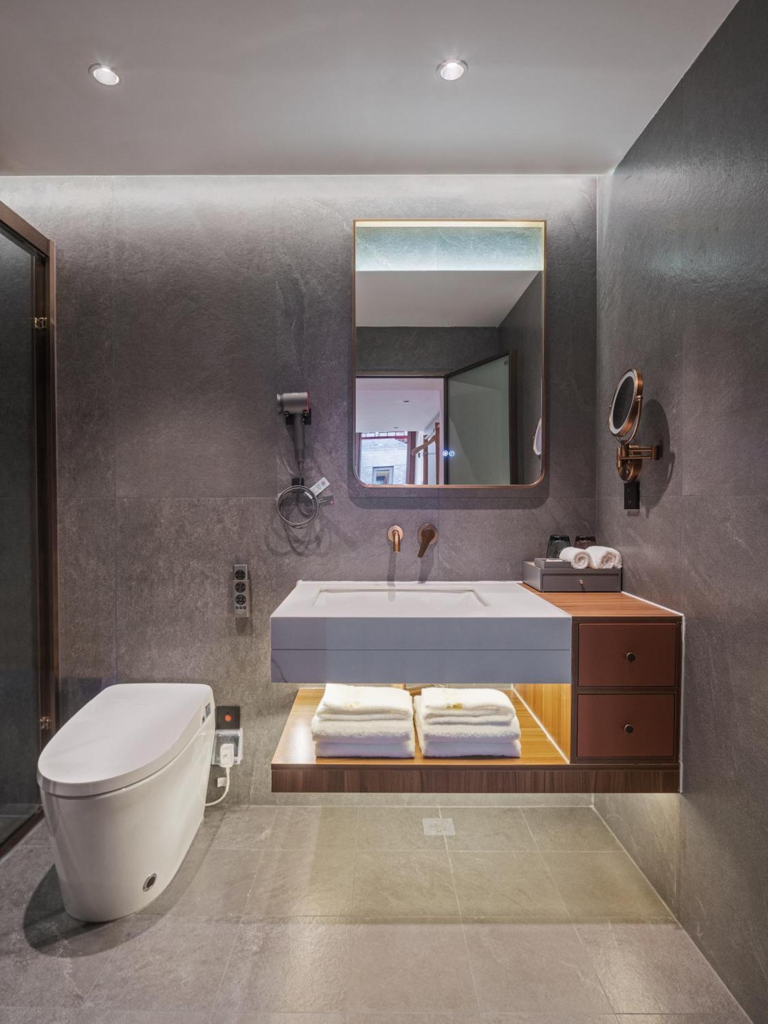 Family Room with One Queen Bed and One Single Bed,1548365779:JPEG