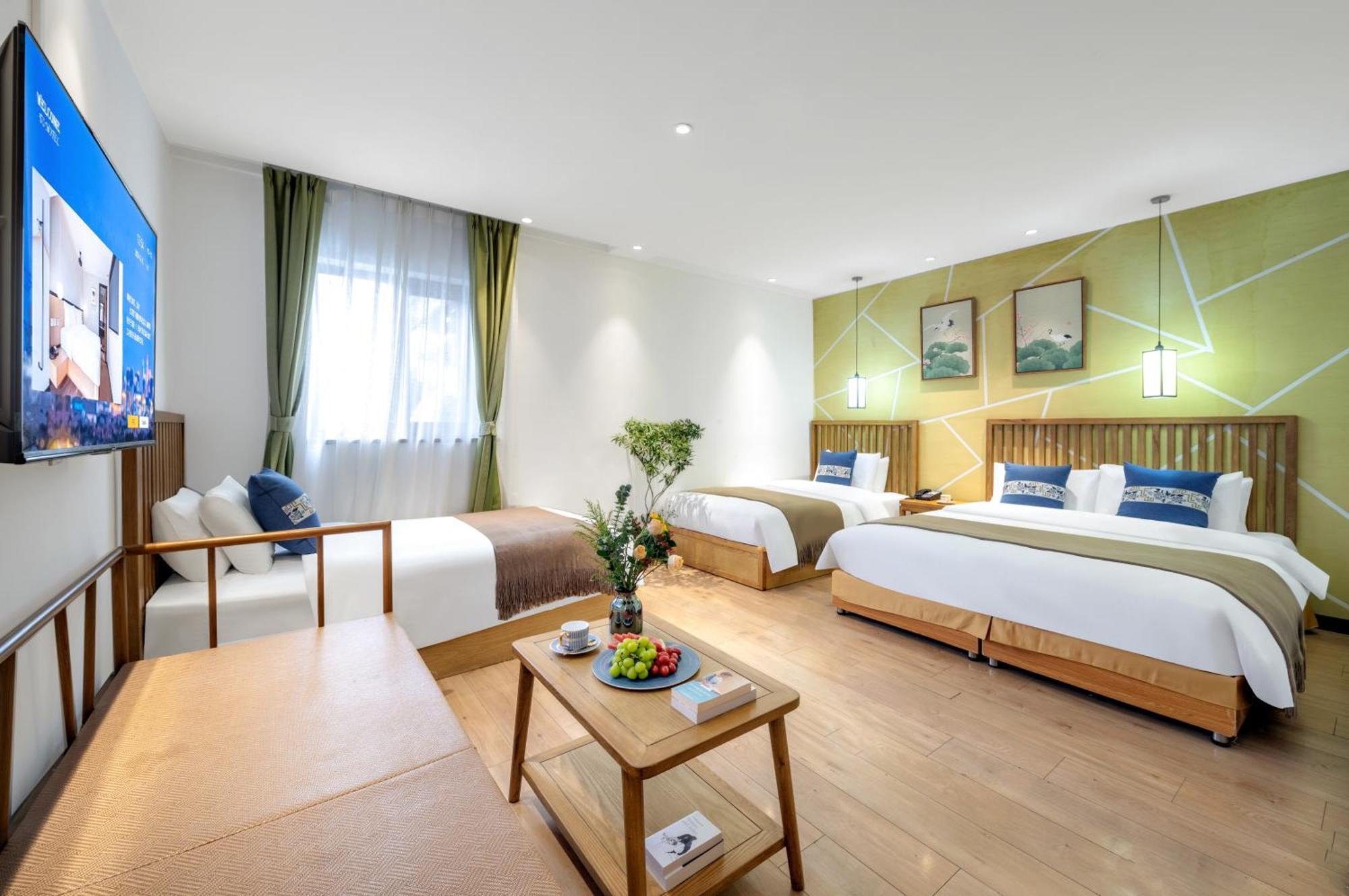 Chinese Classic Family Room with One King Bed and Two Single Beds
