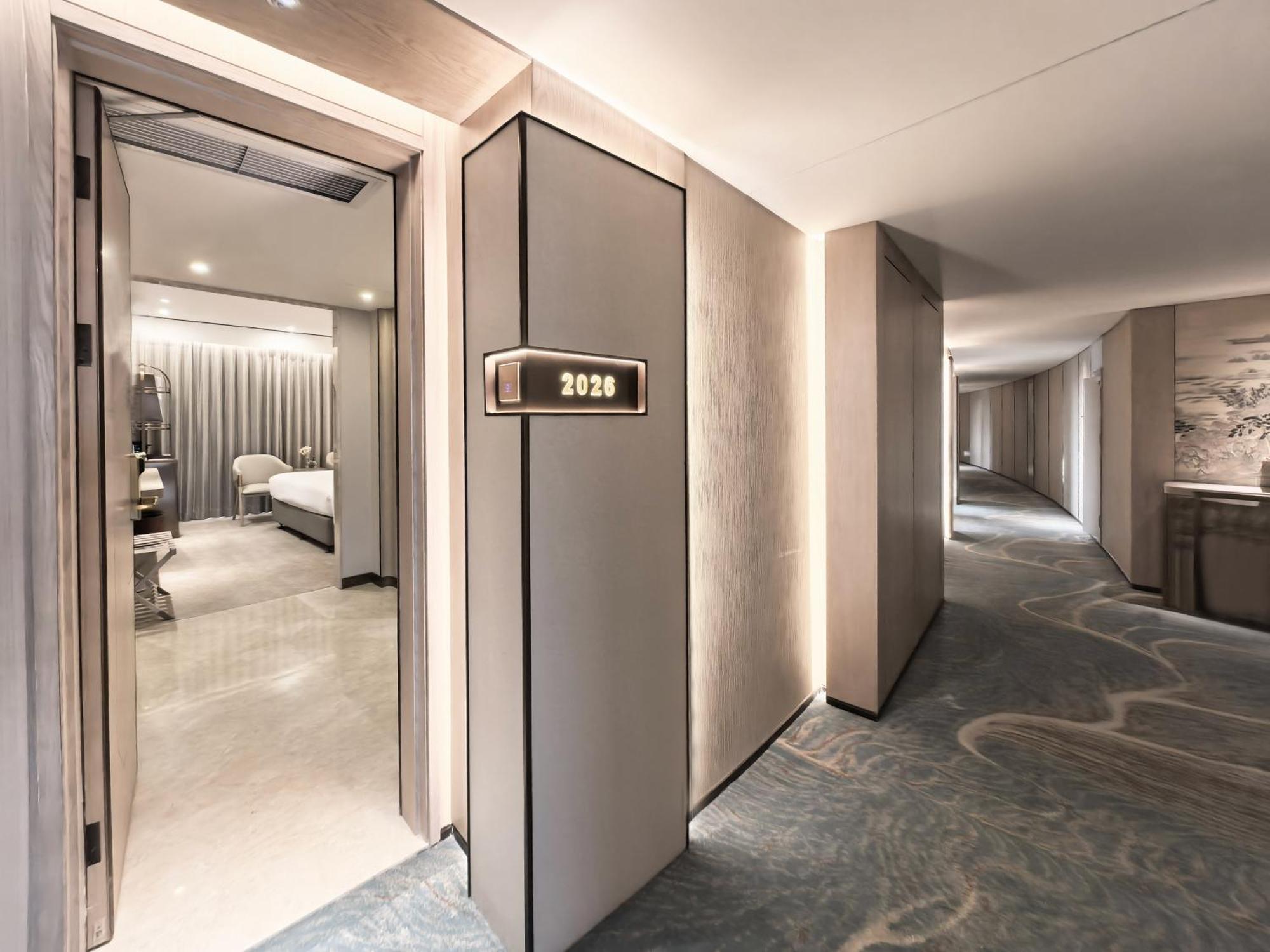Deluxe King Bed Shower Only Room