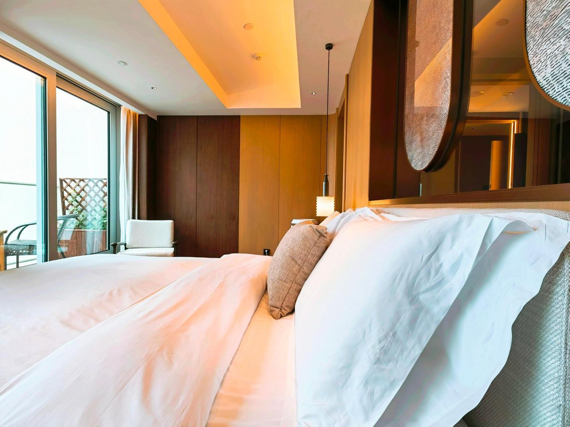 Elegant Deluxe King bed Room - The World's Top Luxury Bedding Brand DUXIANA