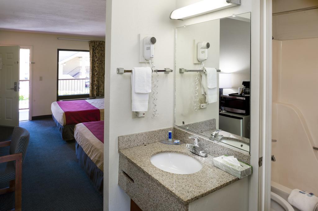 Two-Bedroom Family Apartment, 1 King Bed & 2 Twin Beds
