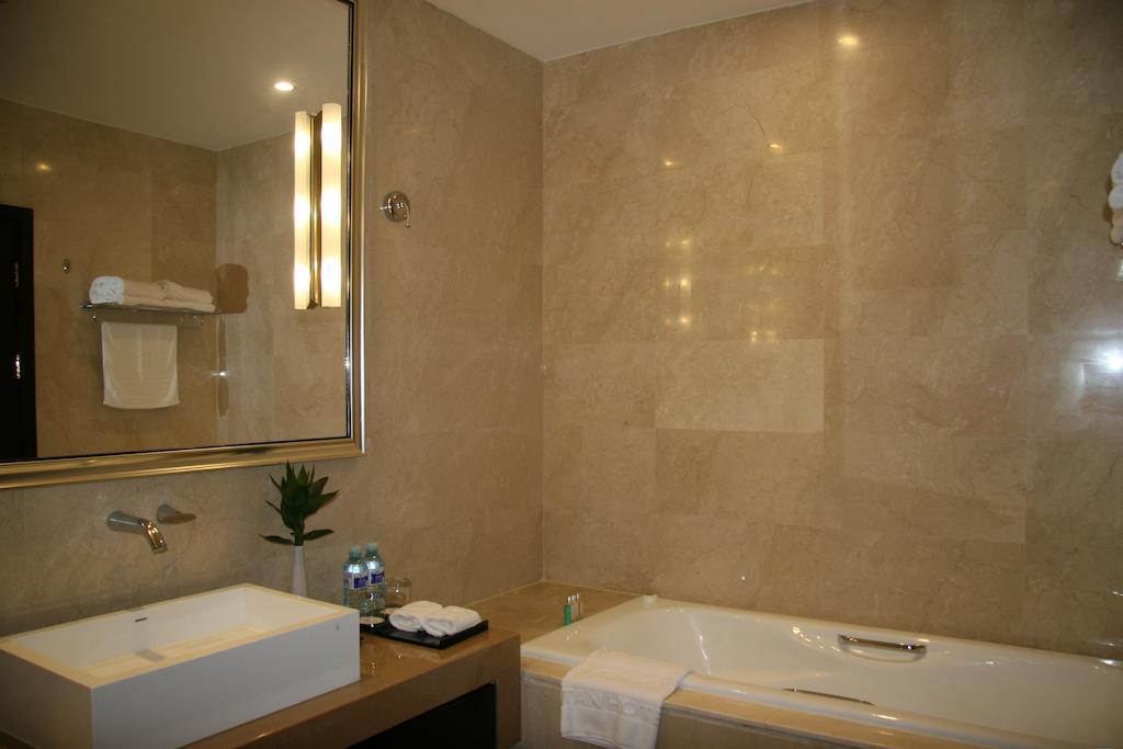 Deluxe Business Suite