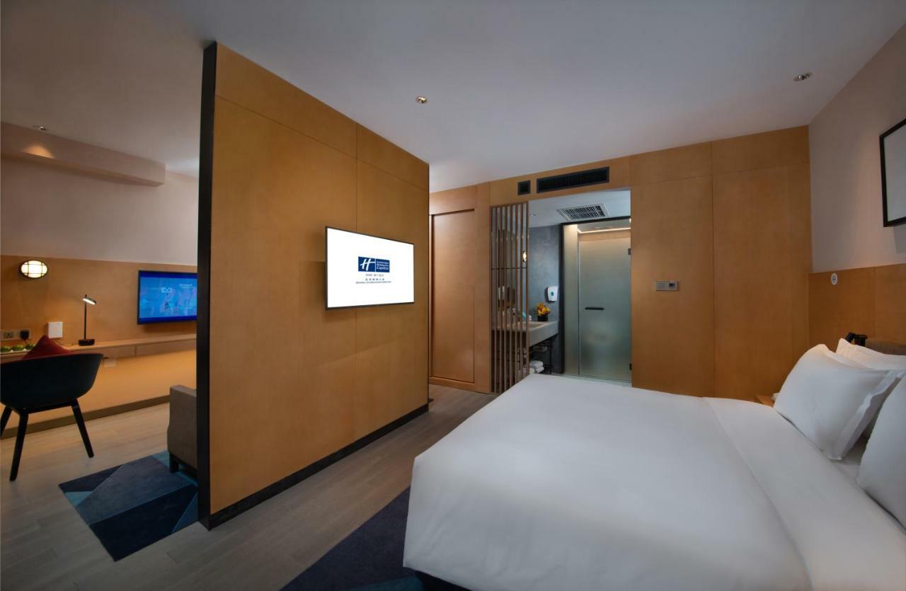 Queen Suite with Park View
